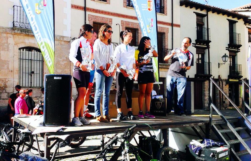 La representación femenina de Farmaferoles, Lola, recibiendo su premio de carrera.